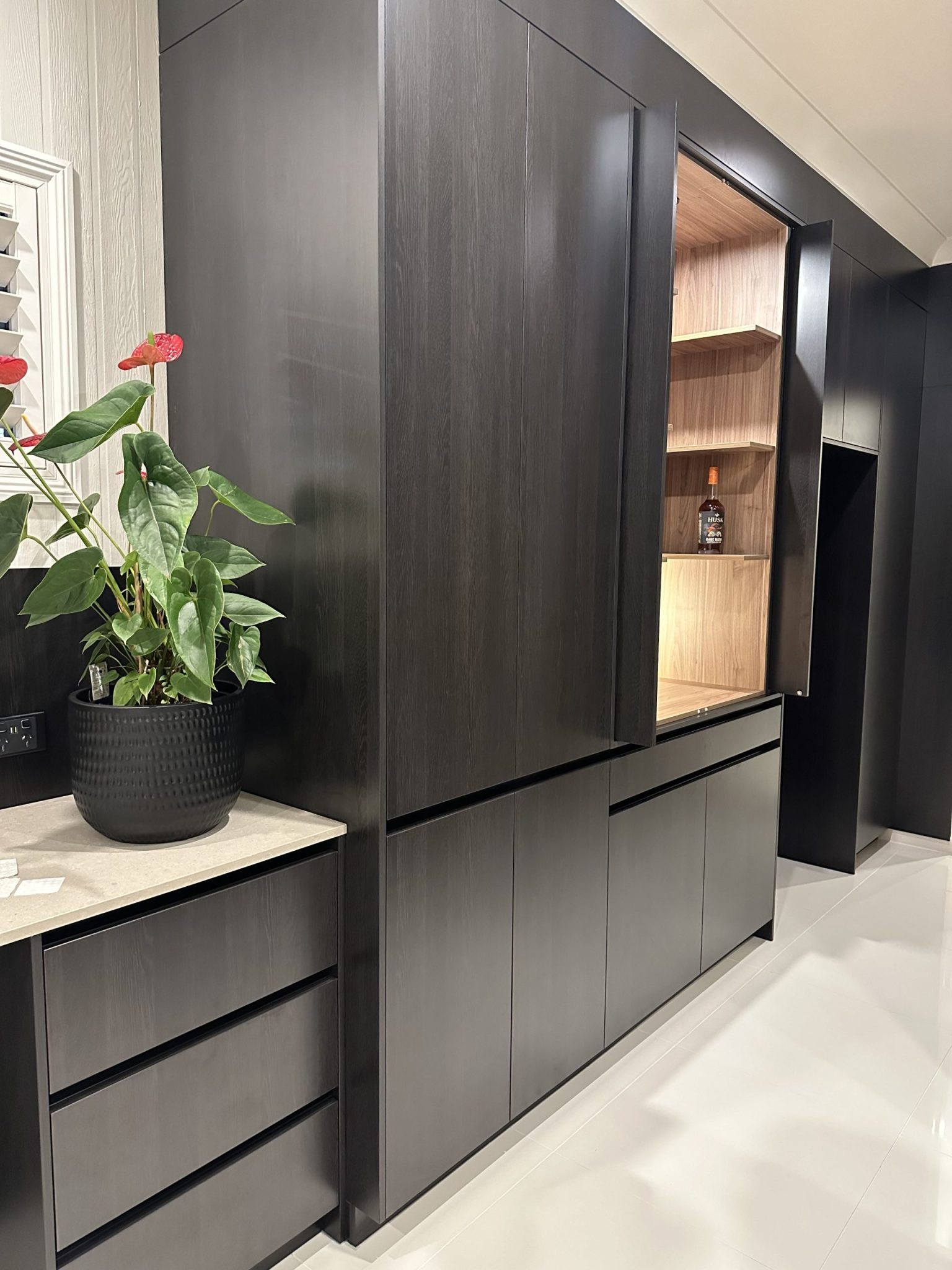 Wamuran15-scaled A built-in book shelf