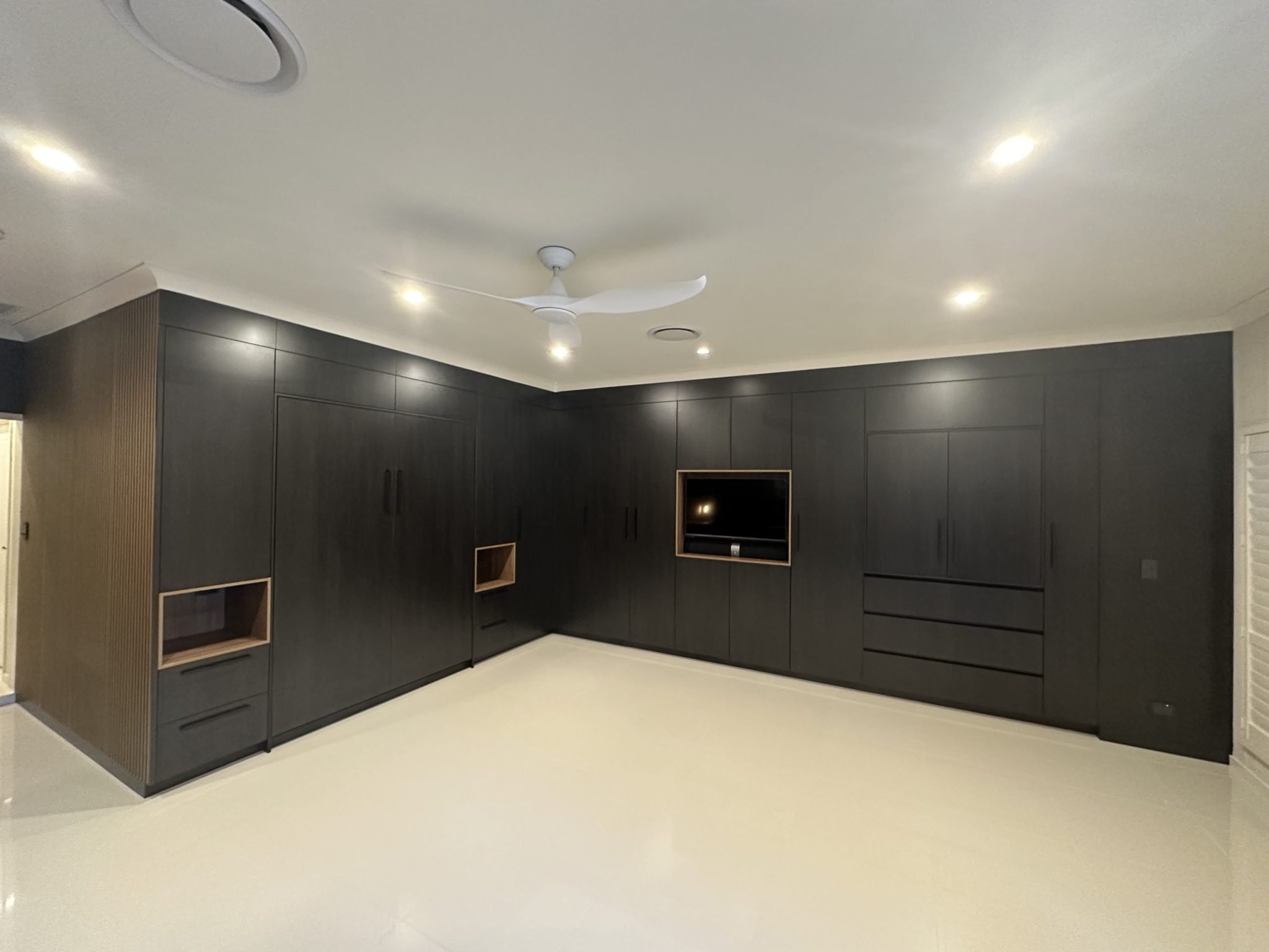 Wamuran23-scaled A built-in book shelf